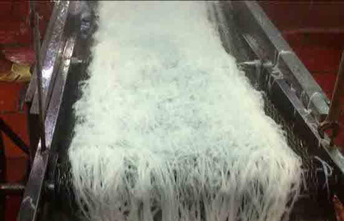 Dùng hóa chất tẩy trắng không rõ nguồn góc khi sản xuất bún. Dùng hóa chất tẩy trắng không rõ nguồn góc khi sản xuất bún.