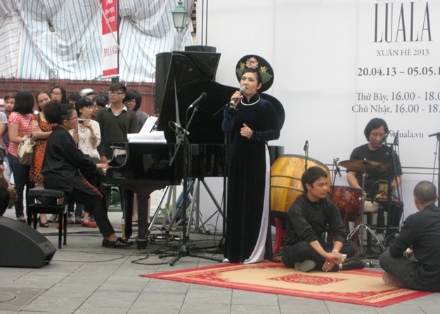 Làn điệu hò Huế kết hợp piano. Làn điệu hò Huế kết hợp piano.