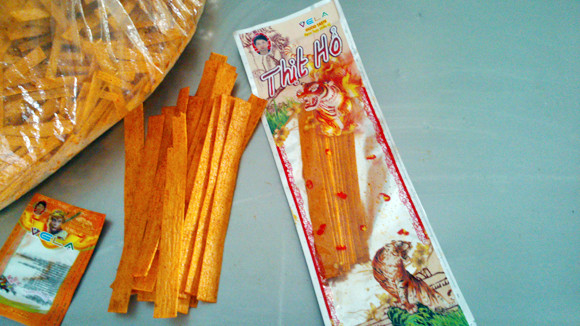 Bim Bim được sản xuất trong điều kiện vệ sinh kém. Bim Bim được sản xuất trong điều kiện vệ sinh kém.