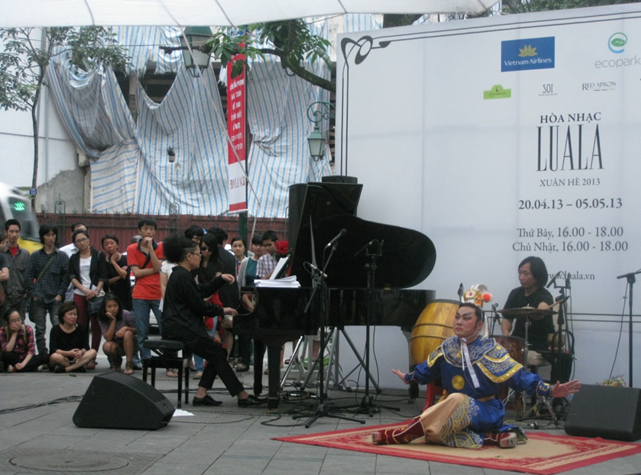 Sự pha trộn táo bạo giữa loại hình tuồng với nền nhạc Piano. Sự pha trộn táo bạo giữa loại hình tuồng với nền nhạc Piano.