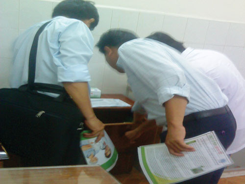 Thanh tra y tế kiểm tra phòng khám thẩm mỹ trái phép Dermatol Master - Ảnh: Thanh Tùng