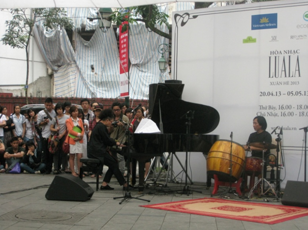 Những ngón đàn Piano điêu luyện của nghệ sĩ Phó An My. Những ngón đàn Piano điêu luyện của nghệ sĩ Phó An My.