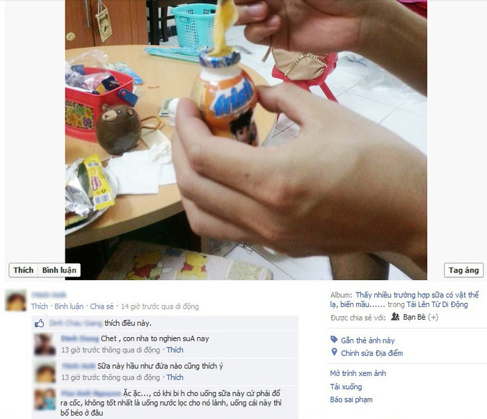 Các phụ huynh mách nhau mở nắp hộp sữa và đổ ra cốc trước khi cho bé uống.