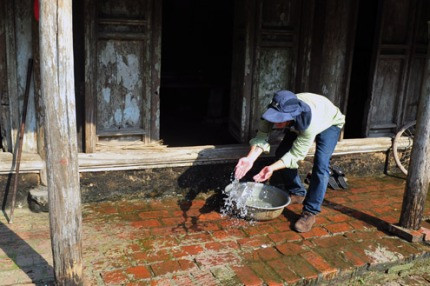 Nắng nóng khiến cuộc sống của người dân đảo lộn. Nắng nóng khiến cuộc sống của người dân đảo lộn.