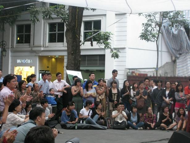 Khán giả của âm nhạc đường phố thích thú với những tiết mục kết hợp mới mẻ. Khán giả của âm nhạc đường phố thích thú với những tiết mục kết hợp mới mẻ.