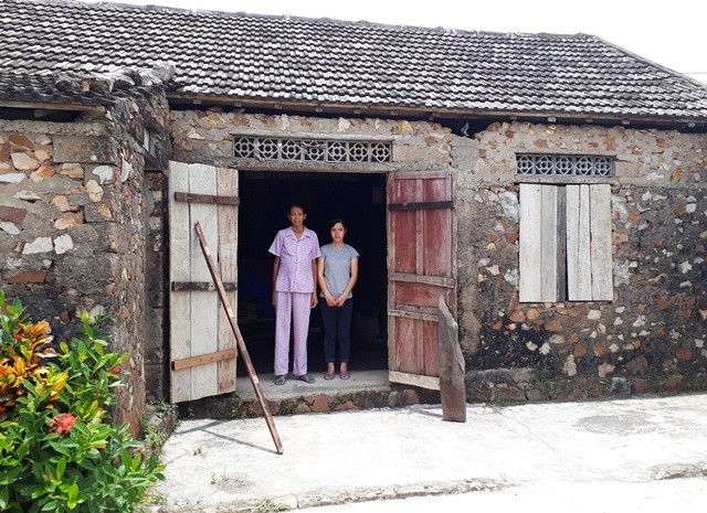 Mẹ con em Hạnh sống trong căn nhà mượn tồi tàn, cứ mưa gió là lại bị dột. Mẹ con em Hạnh sống trong căn nhà mượn tồi tàn, cứ mưa gió là lại bị dột.