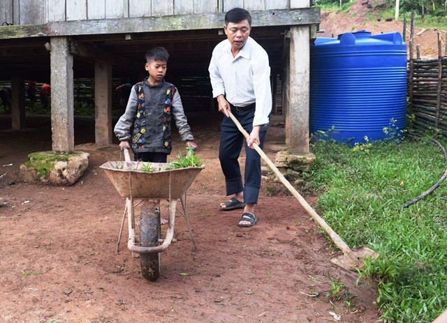 Hai thầy trò cùng nhau dọn sân trường, đào đi những bụi cỏ để sân trường sạch sẽ hơn.
