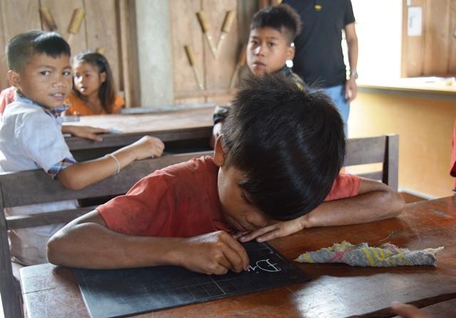 Các giáo viên luôn hy vọng, thế hệ các em học sinh mà các thầy chăm bẵm sẽ làm thay đổi vùng đất này vào một ngày không xa. (Ảnh: Thủy Phan) Các giáo viên luôn hy vọng, thế hệ các em học sinh mà các thầy chăm bẵm sẽ làm thay đổi vùng đất này vào một ngày không xa. (Ảnh: Thủy Phan)