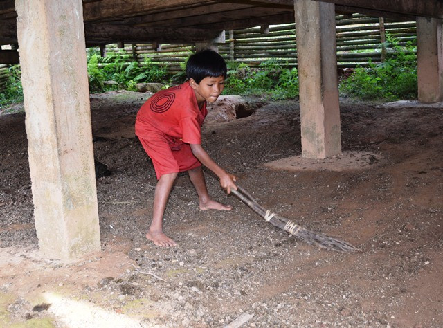 Những em học sinh ở đây đều đen nhẻm, đi chân đất đến trường cùng thầy giáo quét dọn, vệ sinh trường lớp.
