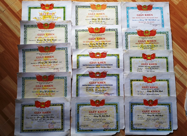 Những tờ giấy khen từ thời học mẫu giáo đến giờ luôn được Hạnh cất giữ cẩn thận. Những tờ giấy khen từ thời học mẫu giáo đến giờ luôn được Hạnh cất giữ cẩn thận.