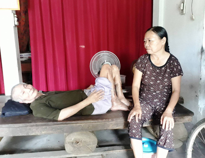 Hiện bố mẹ Huyền không còn sức để nuôi con ăn học. Hiện bố mẹ Huyền không còn sức để nuôi con ăn học.