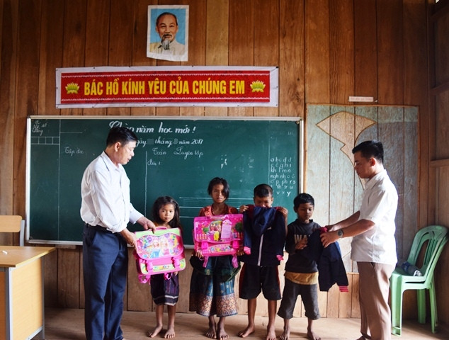 Không chỉ việc học, mà nhiều người thầy còn coi chuyện ăn mặc... của học sinh cũng là một phần trách nhiệm của mình. (Ảnh: Thủy Phan) Không chỉ việc học, mà nhiều người thầy còn coi chuyện ăn mặc... của học sinh cũng là một phần trách nhiệm của mình. (Ảnh: Thủy Phan)