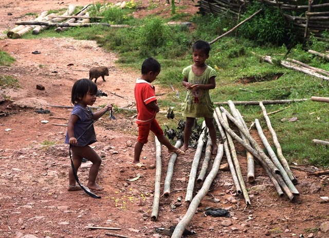 Hầu hết trẻ em ở Thượng Trạch khi vào lớp 1 đều chưa nói được tiếng phổ thông. Ảnh: Thủy Phan.