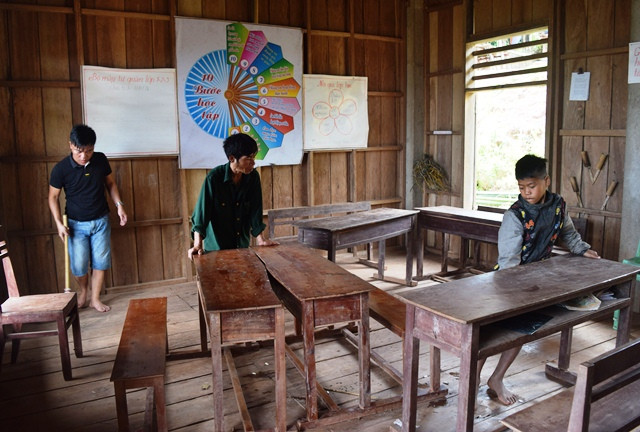 Và thầy trò cùng nhau quét dọn lại lớp học, sắp xếp bàn ghế chuẩn bị bước vào năm học mới.