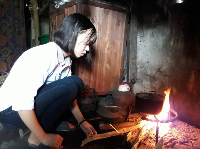 Hoàn cảnh khó khăn, bố mẹ lại bệnh tật, Huyền chỉ mong sao học hết cấp 3 để đi làm thuê kiếm tiền đỡ đần bố mẹ. Hoàn cảnh khó khăn, bố mẹ lại bệnh tật, Huyền chỉ mong sao học hết cấp 3 để đi làm thuê kiếm tiền đỡ đần bố mẹ.