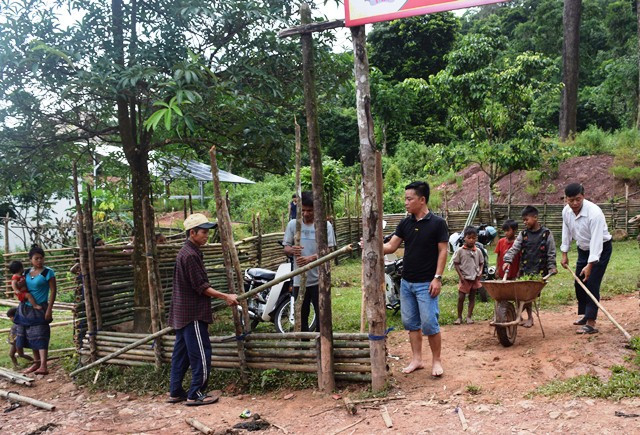 Thầy, trò cùng phụ huynh trường Tiểu học số 2 Thượng Trạch cùng rào trường, vệ sinh trường lớp chuẩn bị chào đón năm học mới.
