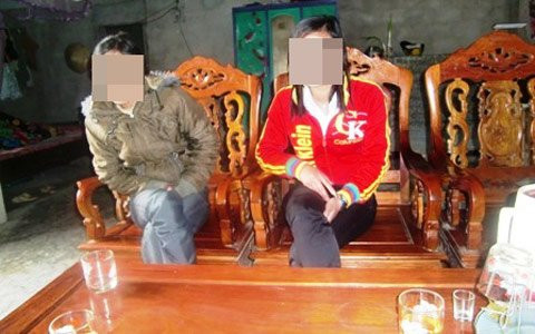 Em Trần Thị T. bên mẹ đang kể lại sự việc mình bị ngất xỉu, nói nhảm.