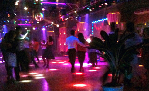 Dưới ánh đèn mờ, không ít các cuộc trao đổi về tình tiền đã diễn ra Dưới ánh đèn mờ, không ít các cuộc trao đổi về tình tiền đã diễn ra