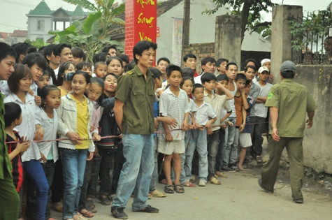 Nhiều người dân hiếu kỳ kéo tới xem cơ quan chức năng khám nghiệm hiện trường Nhiều người dân hiếu kỳ kéo tới xem cơ quan chức năng khám nghiệm hiện trường