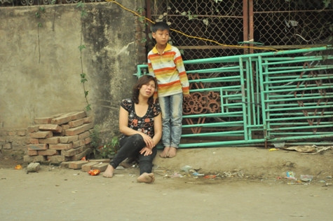 Con gái của bà Hộ đang khóc thương mẹ mình Con gái của bà Hộ đang khóc thương mẹ mình