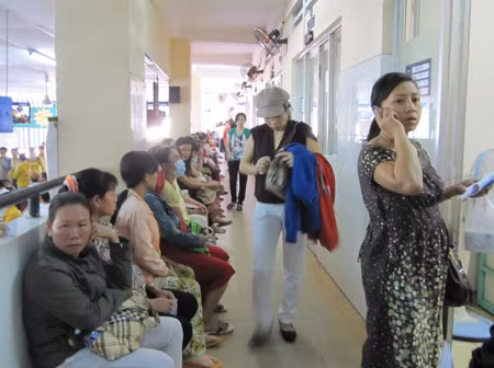 Đua nhau sinh con năm Rồng: Bệnh viện quá tải ảnh 1