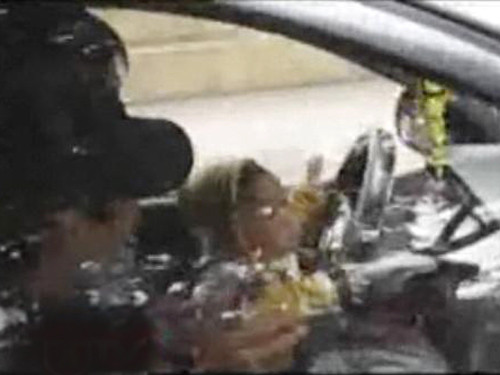 Bé 1-2 tuổi đang vần vô-lăng cùng tài xế - Ảnh cắt từ clip