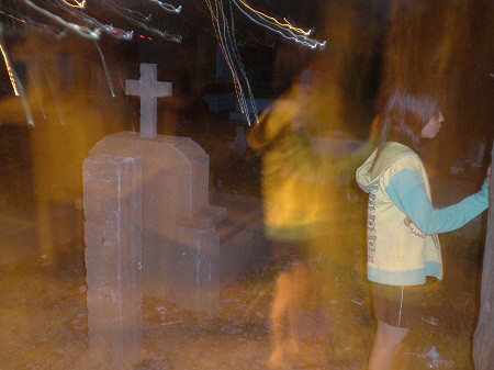 Kỳ dị gái bán hoa ở... nghĩa địa ảnh 1