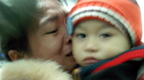 Bé M. đã về trong vòng tay mẹ. Ảnh: TTO Bé M. đã về trong vòng tay mẹ. Ảnh: TTO