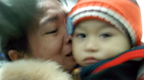 Bé M. đã về trong vòng tay mẹ. Ảnh: TTO