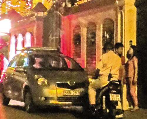 Đỗ xe đi nhậu không cho dân vào nhà ảnh 1