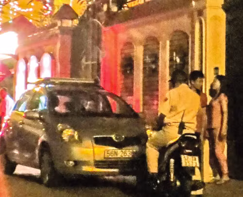 Đỗ xe đi nhậu không cho dân vào nhà ảnh 1