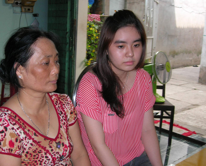 Xuân Thùy và mẹ mặt buồn rười rượi khi nghe chuyện cô bị trả vì mất trinh, xuất hiện trên clip sex. Xuân Thùy và mẹ mặt buồn rười rượi khi nghe chuyện cô bị trả vì mất trinh, xuất hiện trên clip sex.