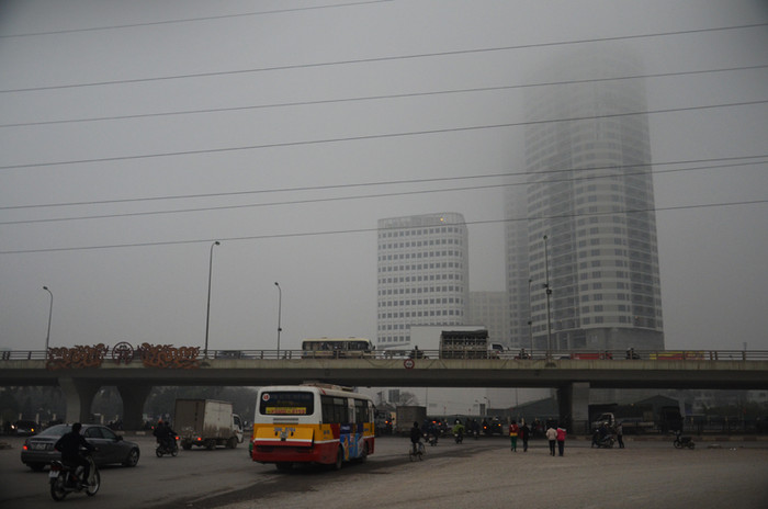 Đoạn đường ngã tư Phạm Văn Đồng – Phạm Hùng ngập tràn một màn sương đậm đặc.