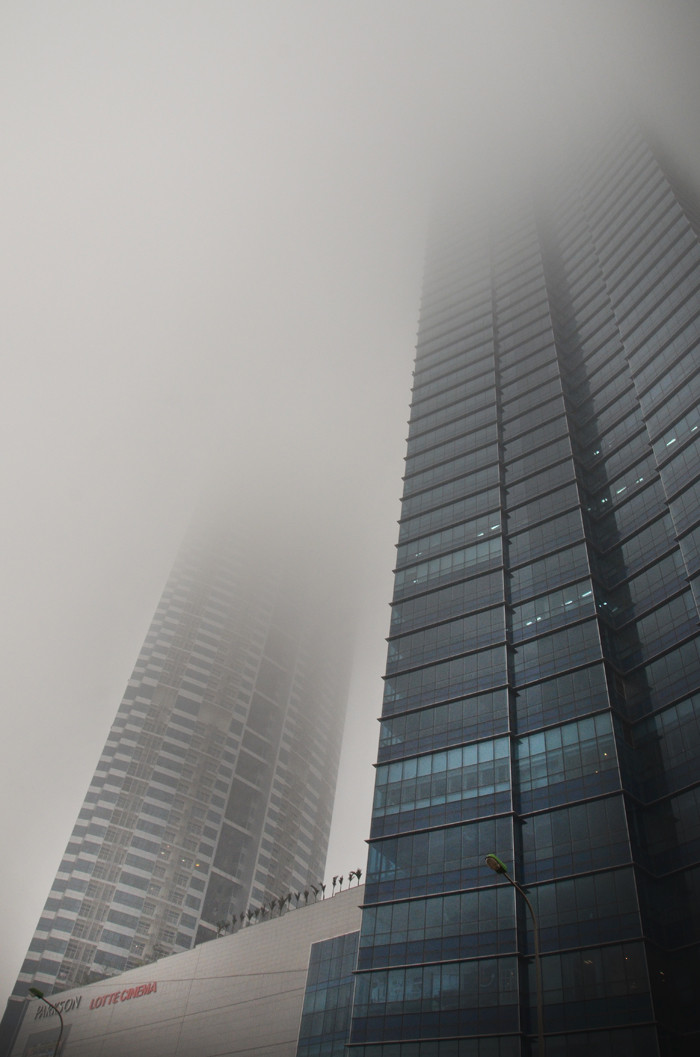 Đứng dưới KeangNam nhưng không thể nhìn được phần trên của tòa tháp cao nhất Hà Nội này.