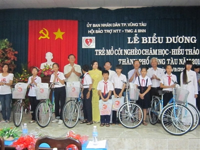Trao quà từ thiện.