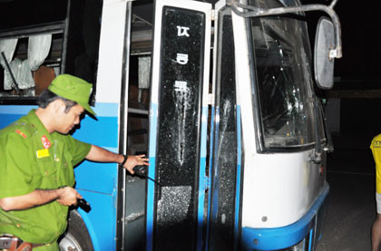 Côn đồ đập phá xe chở công nhân ảnh 1 Côn đồ đập phá xe chở công nhân ảnh 1