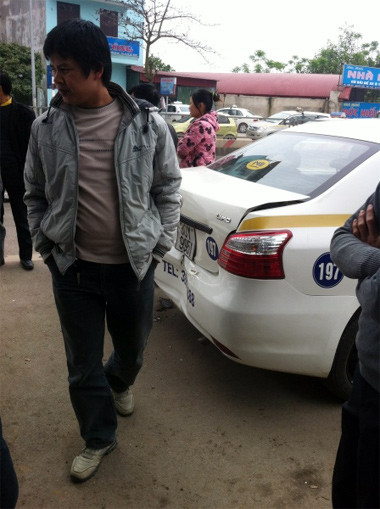 Đuôi xe của chiếc Vios nằm bên đường.