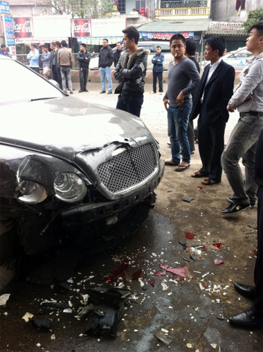 "Kẻ" gây tai nạn rách ca-pô, móp phần đèn và mất ba-đờ-sốc. Theo những người chứng kiến, chiếc Bentley khi đó phóng với tốc độ cao, sau khi đâm vào taxi còn lao về bên phải và đâm vào 3 ôtô đỗ bên đường.