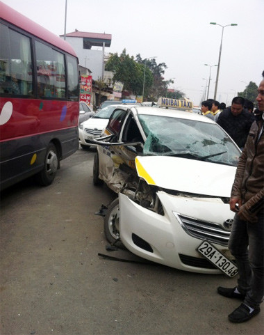 Nạn nhân đầu tiên và nặng nhất - chiếc taxi hiệu Toyota Vios.