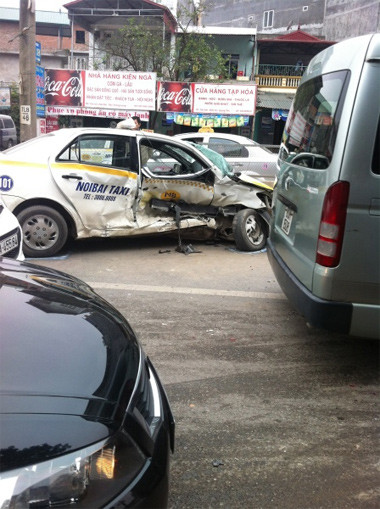 Nạn nhân bị đẩy sát về phía dải phân cách.