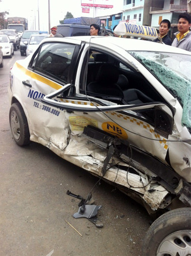 Ba-đờ-sốc và biển số của siêu xe ghim thẳng vào sườn taxi.