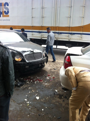 Phía trước siêu xe là nạn nhân bị liên đới oan - một trong 3 xe đỗ bên đường.