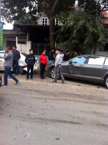 Siêu xe Bentley nằm bên đường sau tai nạn. Theo một thành viên diễn đàn Otofun, vào trưa ngày 12/3, tại điểm giao nhau ở làng Điền Xá, nằm cách sân bay Nội Bài 2 km, chiếc Toyota Vios mang biển taxi từ trạm đổ xăng quay đầu về nội thành thì bị siêu xe tông thẳng vào sườn.