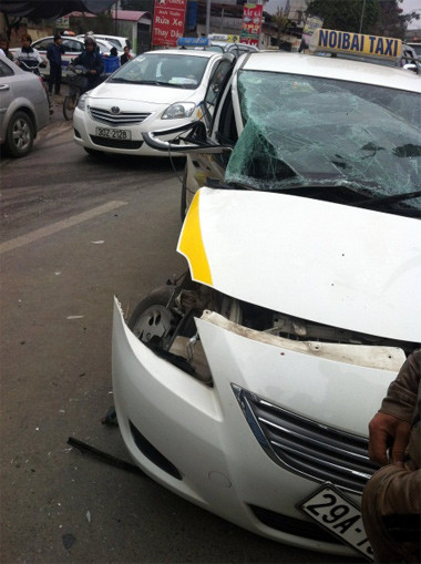 Phần sườn phải của taxi bị móp hẳn vào bên trong, trông như bị cắt bỏ.