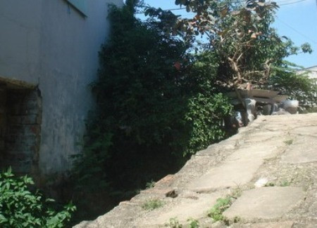 Bờ mương bên cạnh nhà chị Trang, nơi ông Hùng đã dỡ trò đồi bại với cháu Y Thượng tá quân đội dâm ô với bé gái 5 tuổi