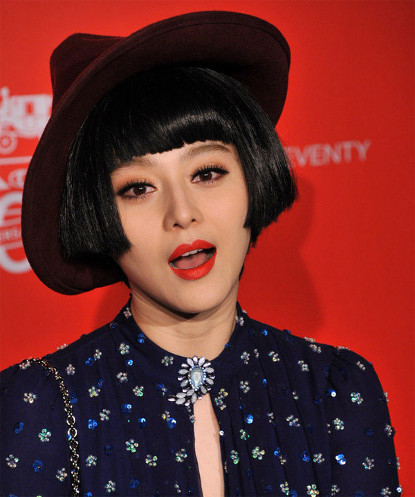 Hình ảnh người đẹp sẽ trở nên hoàn hảo nếu bộ cánh không “phản chủ”, lộ nhược điểm. Những hình ảnh không mấy đẹp mắt của cô đã lọt vào ống kính “bới lông tìm vết” của cánh paparazzi. Hình ảnh người đẹp sẽ trở nên hoàn hảo nếu bộ cánh không “phản chủ”, lộ nhược điểm. Những hình ảnh không mấy đẹp mắt của cô đã lọt vào ống kính “bới lông tìm vết” của cánh paparazzi.