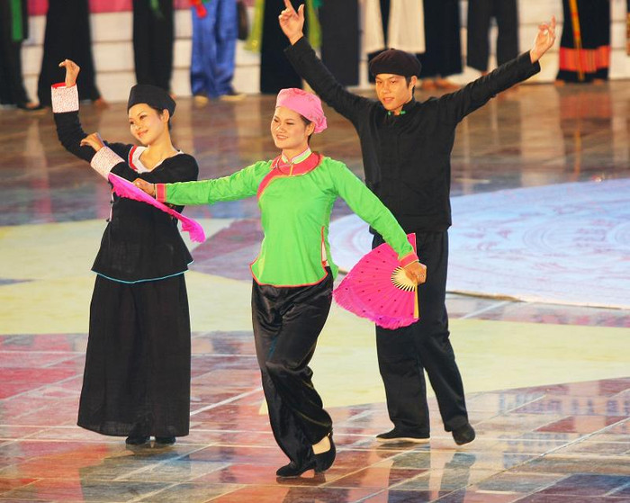 Những đường nét vừa lạ, vừa quen trong trang phục của dân tộc Hoa với áo ngắn, nút áo bên sườn phải kéo từ cổ xuống, cổ áo hơi cao, tay áo quá khuỷu tay mà người Việt quen gọi là "xường xám".