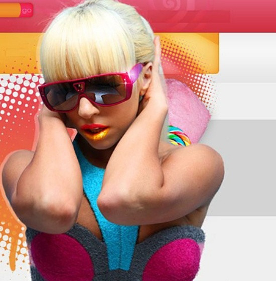 Màu sắc của những cặp kính cũng rất đa dạng từ trắng, đen, đỏ, vàng, xanh, tím... đúng bản chất tắc kè hoa của Lady Gaga.