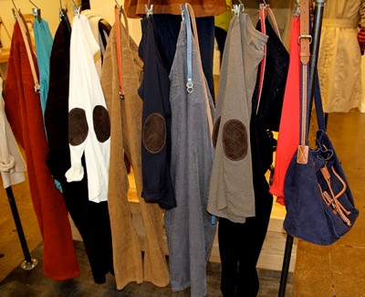 Những miếng vá đa sắc màu làm cho chiếc áo của bạn thêm nổi bật. Những miếng vá đa sắc màu làm cho chiếc áo của bạn thêm nổi bật.