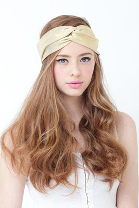 Những chiếc khăn với họa tiết độc đáo cũng là một gợi ý tuyệt vời cho mái tóc thêm xinh, với các kiểu quấn khác nhau, bạn sẽ có một phụ kiện lạ mắt cho chính mình rồi. Những chiếc khăn với họa tiết độc đáo cũng là một gợi ý tuyệt vời cho mái tóc thêm xinh, với các kiểu quấn khác nhau, bạn sẽ có một phụ kiện lạ mắt cho chính mình rồi.